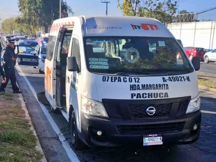 Fuerte choque entre auto particular y transporte público en Pachuca deja varios lesionados