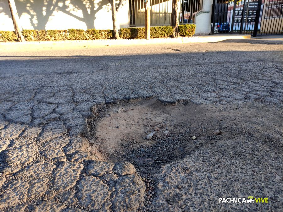 Exceso de cráteres: vecinos piden ayuda para rescatar calle de Pachuca llena de baches