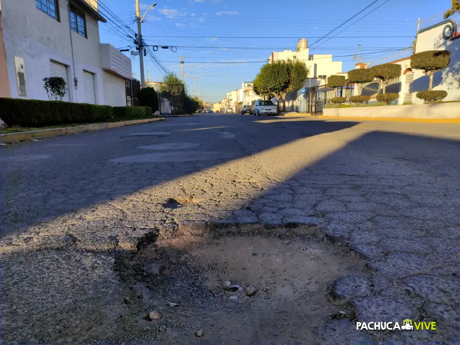 Exceso de cráteres: vecinos piden ayuda para rescatar calle de Pachuca llena de baches