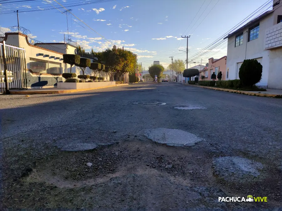 Exceso de cráteres: vecinos piden ayuda para rescatar calle de Pachuca llena de baches