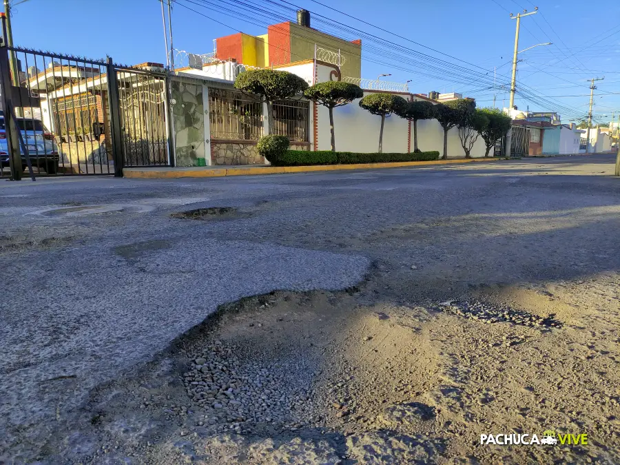 Exceso de cráteres: vecinos piden ayuda para rescatar calle de Pachuca llena de baches