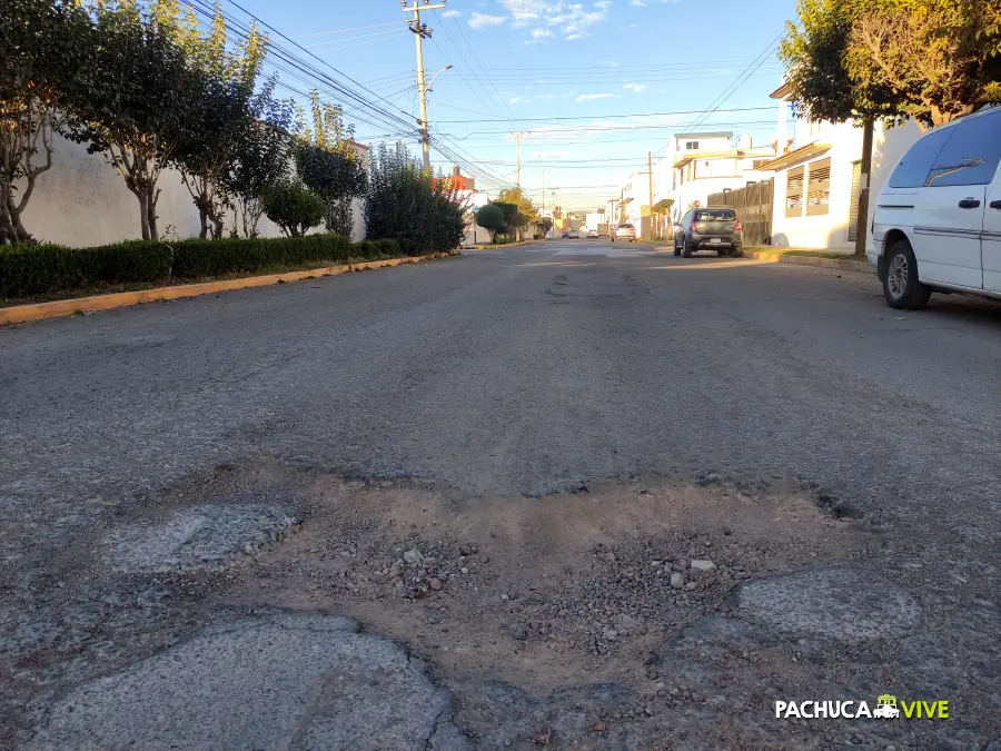 Exceso de cráteres: vecinos piden ayuda para rescatar calle de Pachuca llena de baches