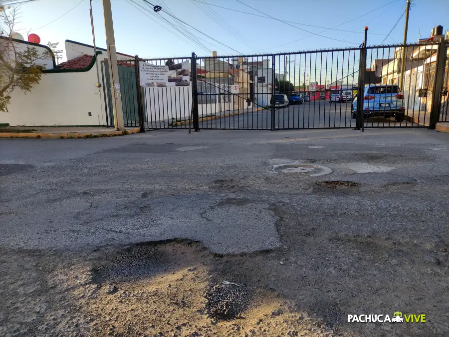 Exceso de cráteres: vecinos piden ayuda para rescatar calle de Pachuca llena de baches