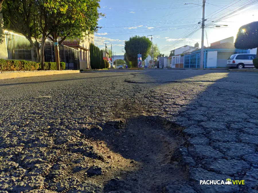 Exceso de cráteres: vecinos piden ayuda para rescatar calle de Pachuca llena de baches