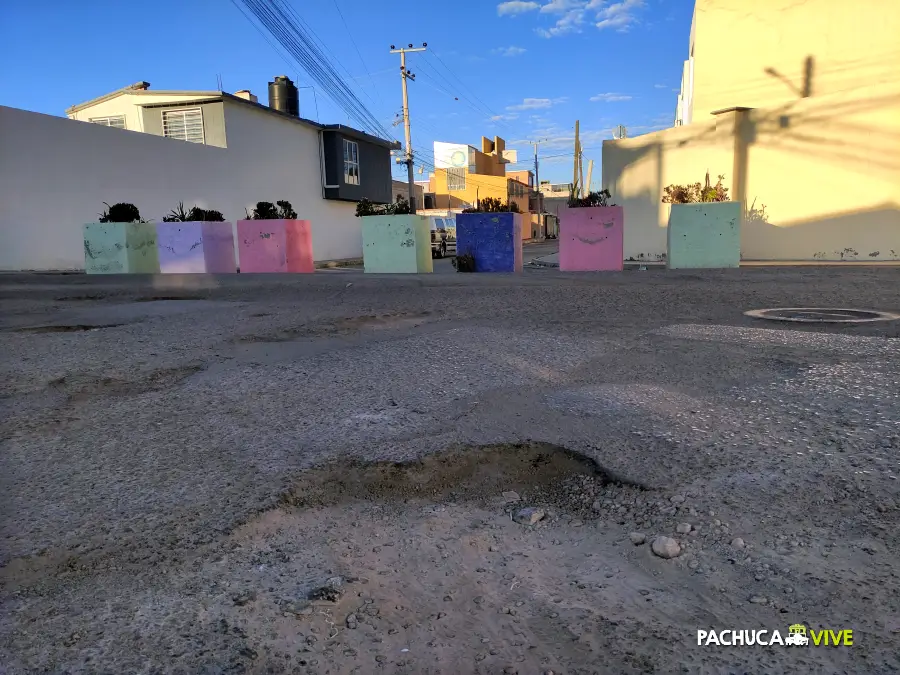 Exceso de cráteres: vecinos piden ayuda para rescatar calle de Pachuca llena de baches