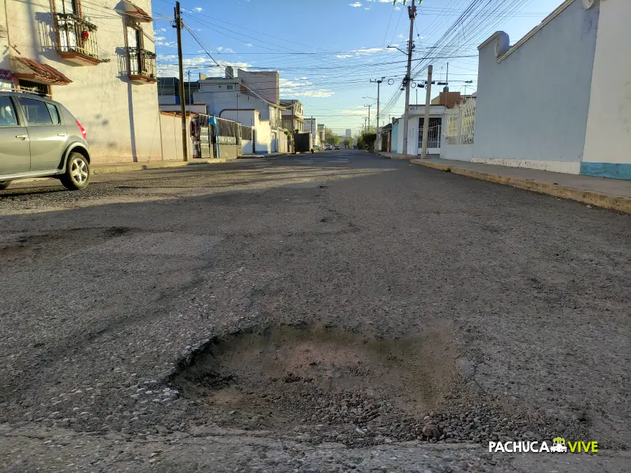 Exceso de cráteres: vecinos piden ayuda para rescatar calle de Pachuca llena de baches