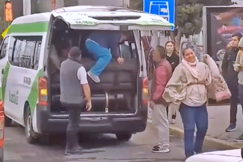 #Video: Se atora puerta de unidad del Tuzobús y pasajeros tienen que salir por atrás