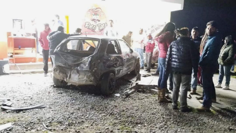 ¡Choque múltiple! Tráiler impacta a varios vehículos frente a una taquería en la Pachuca - Tulancingo