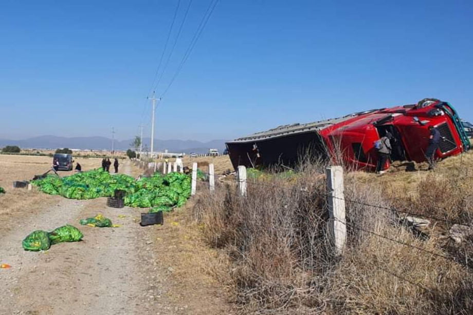 #MéxicoMágico: Habitantes aplican rapiña tras volcadura de tráiler en Hidalgo; autoridades alertan que el producto está contaminado