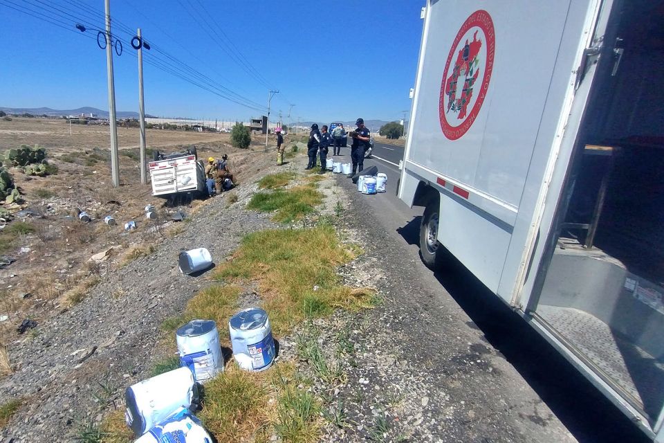 Vuelca camioneta con materiales peligrosos en la Pachuca-Sahagún