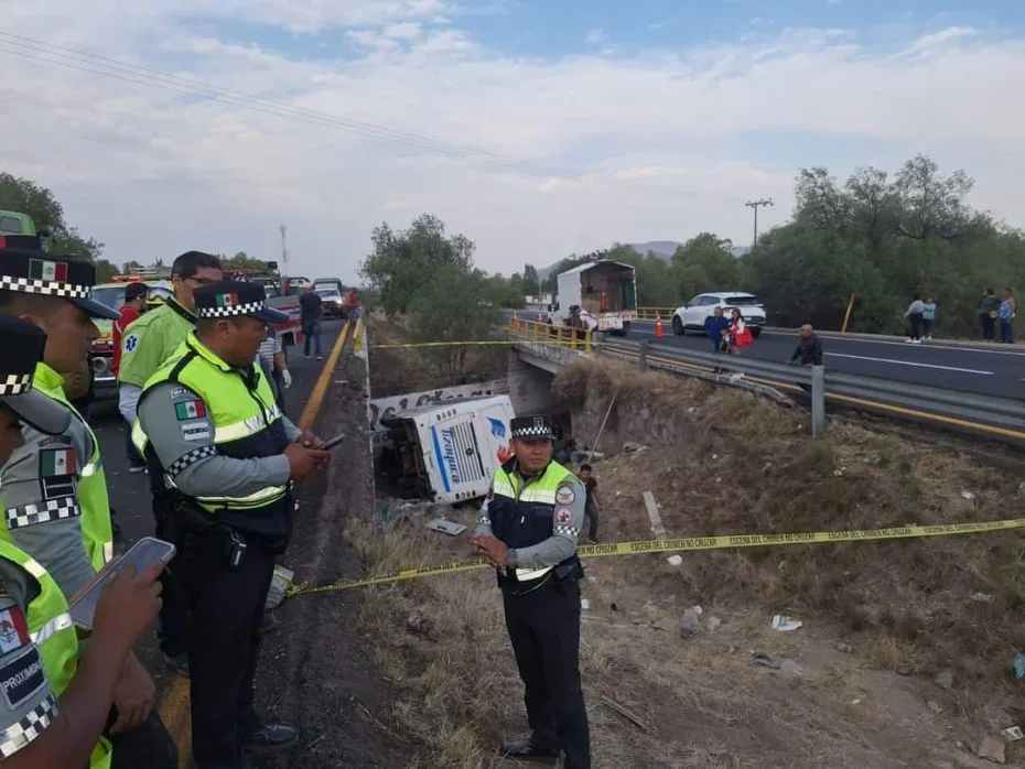 Trágica volcadura de autobús de Tizayuca deja 3 fallecidos y 20 lesionados