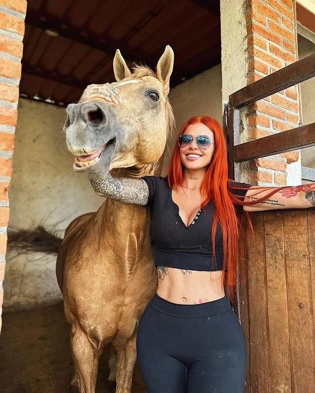 Fallece Elena Larrea, la activista y modelo, fundadora de Cuacolandia, que recientemente rescató a un poni en Hidalgo