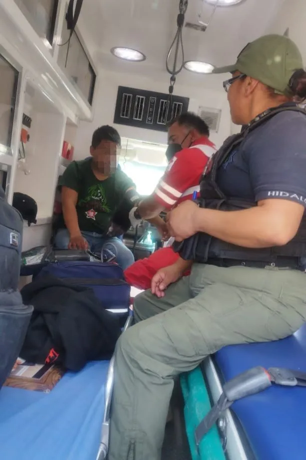 Rescatan a un joven que intentó aventarse de un puente en el centro de Pachuca