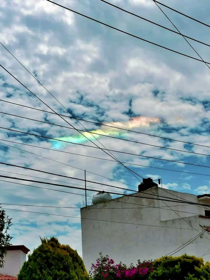 #EnFotos: Nube iridiscente adorna el cielo de la zona metropolitana de Pachuca