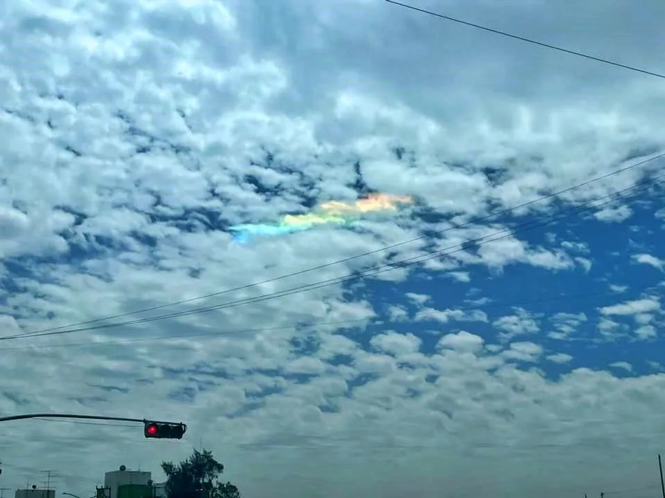 #EnFotos: Nube iridiscente adorna el cielo de la zona metropolitana de Pachuca