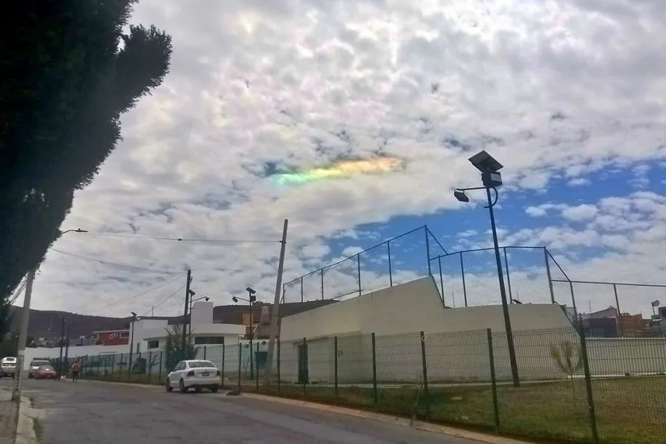 #EnFotos: Nube iridiscente adorna el cielo de la zona metropolitana de Pachuca