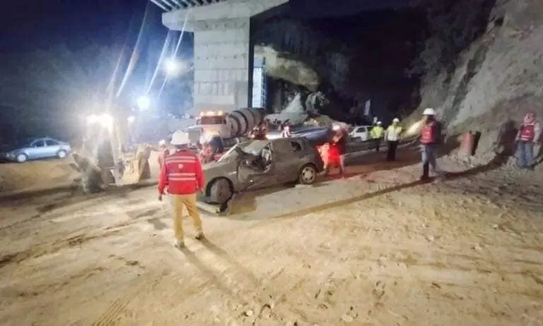 ¡Peligroso! Cae cimbra sobre un vehículo en la carretera Real del Monte-Huasca; el cuarto incidente en estas obras