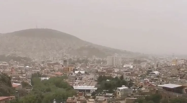 ¡Tolvaneras! Densa nube de polvo envuelve a Pachuca; fuerte viento provoca afectaciones | FOTOS