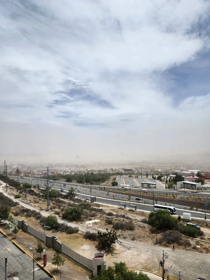 ¡Tolvaneras! Densa nube de polvo envuelve a Pachuca; fuerte viento provoca afectaciones | FOTOS