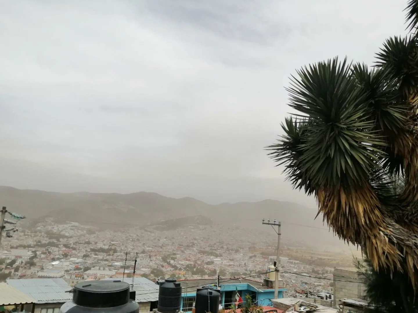 ¡Tolvaneras! Densa nube de polvo envuelve a Pachuca; fuerte viento provoca afectaciones | FOTOS