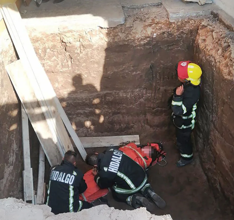 Pareja de la tercera edad cae en excavación de cisterna en colonia de Pachuca; Bomberos acuden en su auxilio