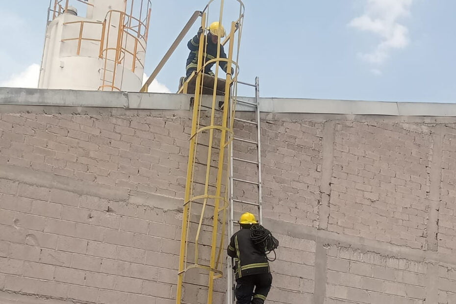 Bomberos rescatan a infortunado hombre que recibió descarga eléctrica en Mineral de la Reforma