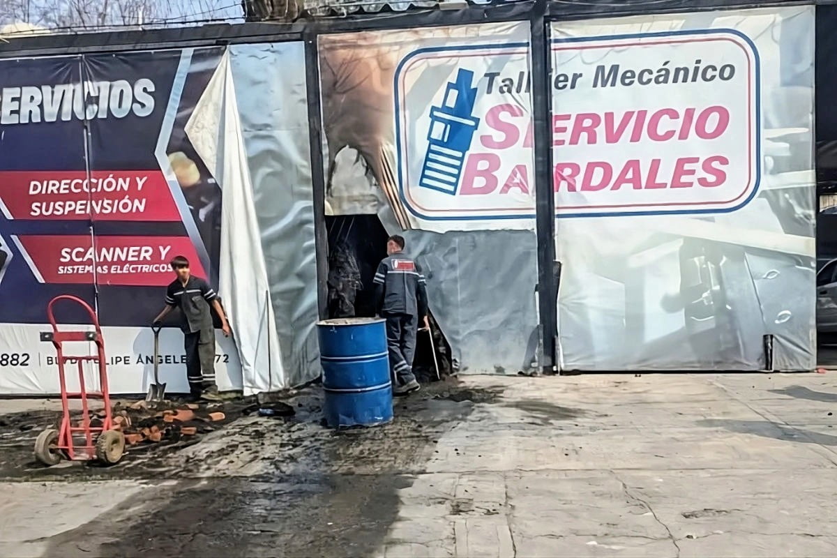 ¡Fuego! Se incendia taller mecánico en Pachuca