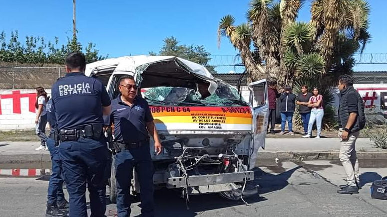 Urvan de transporte público sufre fuerte accidente en el sur de Pachuca