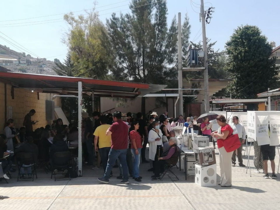 #Elecciones2024: Largas filas en Pachuca para votar | FOTOS