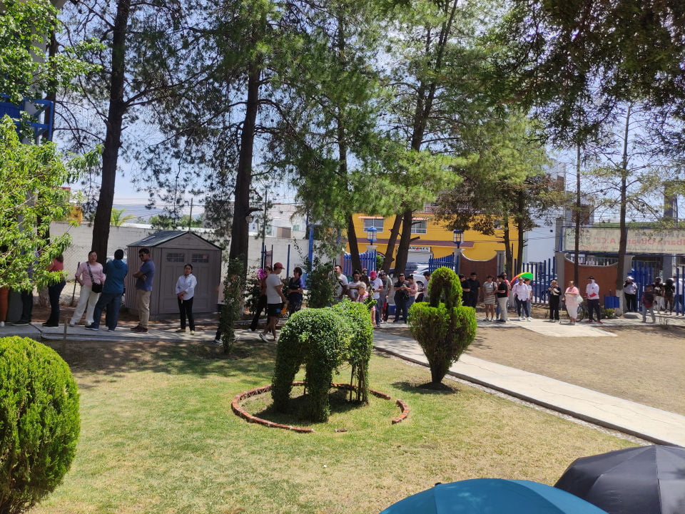 #Elecciones2024: Largas filas en Pachuca para votar | FOTOS