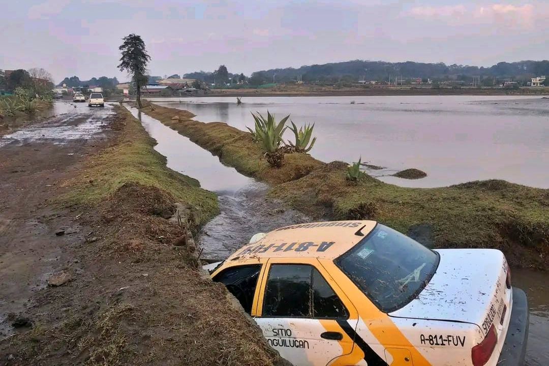 ¡Y se marchó...! Así acabó un taxi tras ser arrastrado por la corriente durante intensa lluvia en Hidalgo