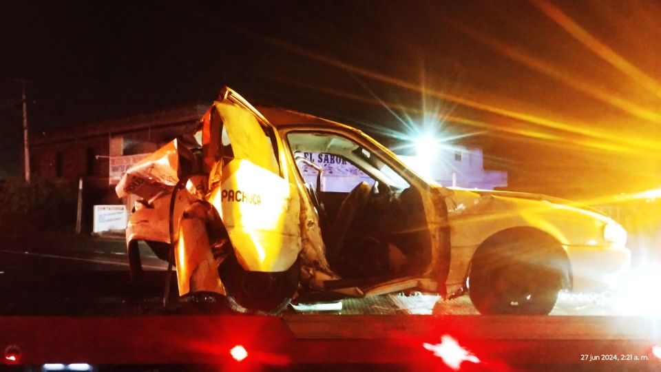 Personas quedan atrapadas en taxi metropolitano tras accidente en la Pachuca-Sahagún