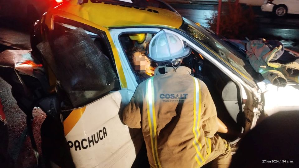 Personas quedan atrapadas en taxi metropolitano tras accidente en la Pachuca-Sahagún