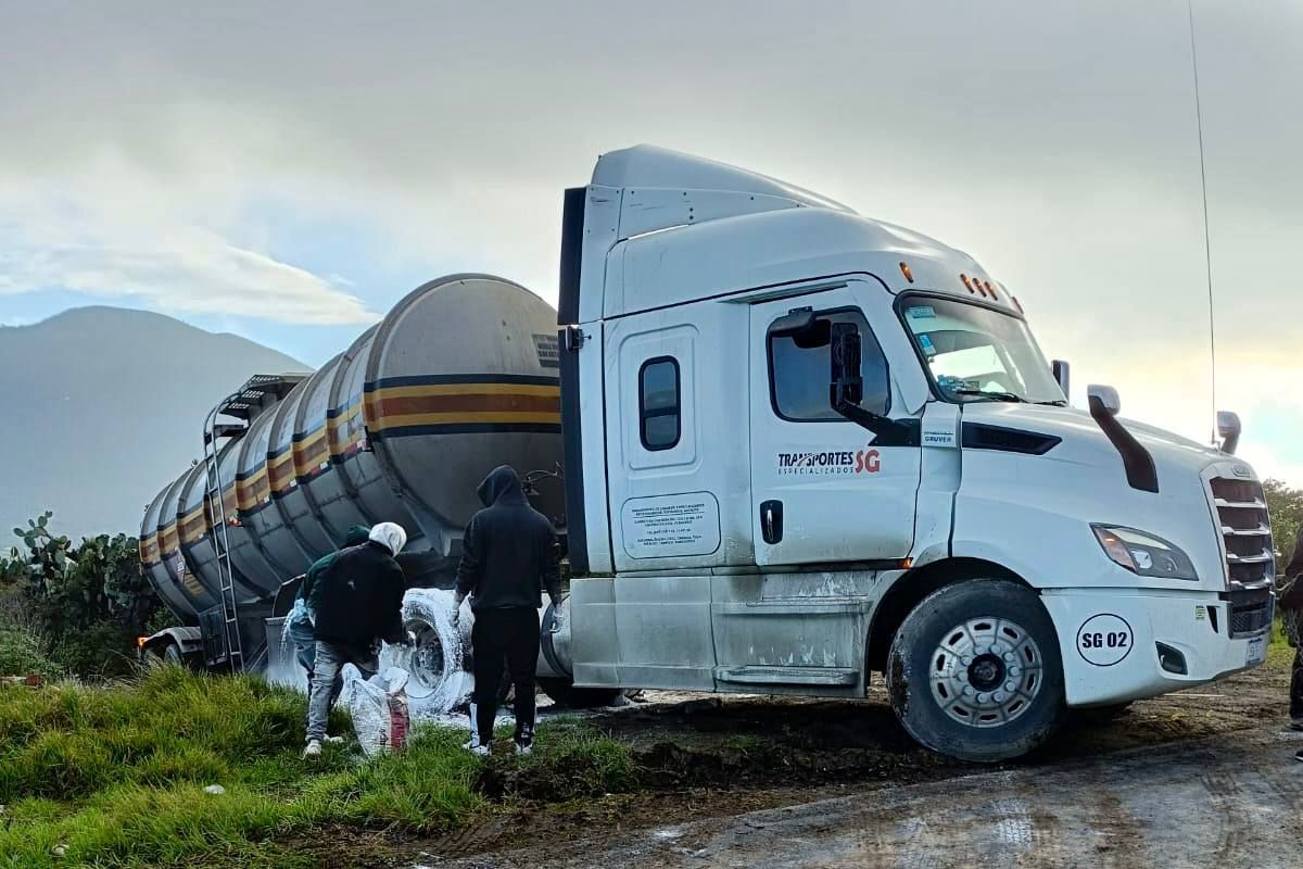 Huachicoleros dejan pipa abandonada tras quedar atascada en carretera del sur de Hidalgo