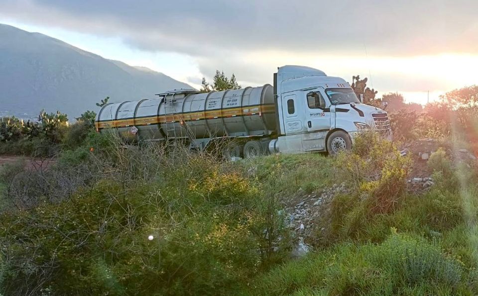 Huachicoleros dejan pipa abandonada tras quedar atascada en carretera del sur de Hidalgo