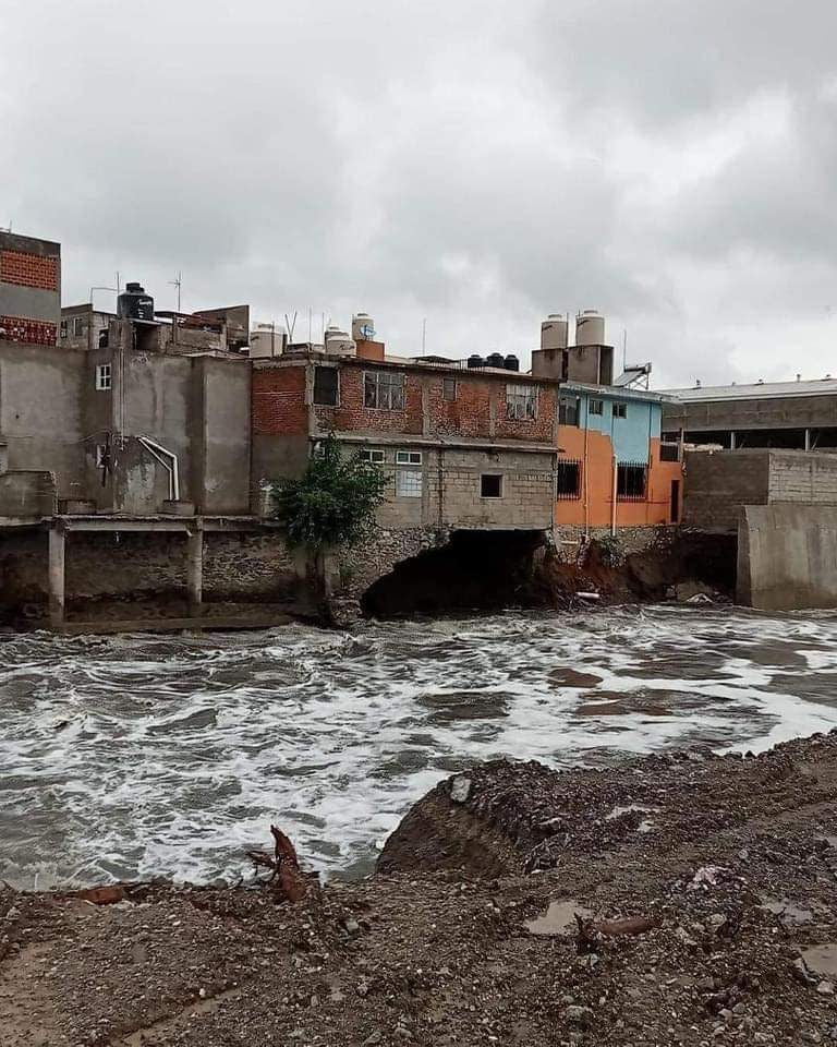 Vivienda está a punto de colapsar por socavón en creciente del río Tula