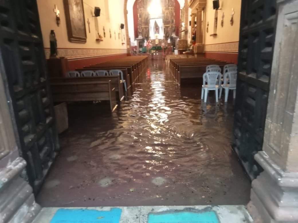 Vehículos arrastrados y hasta una parroquia inundada, el saldo de la intensa lluvia este viernes en Hidalgo