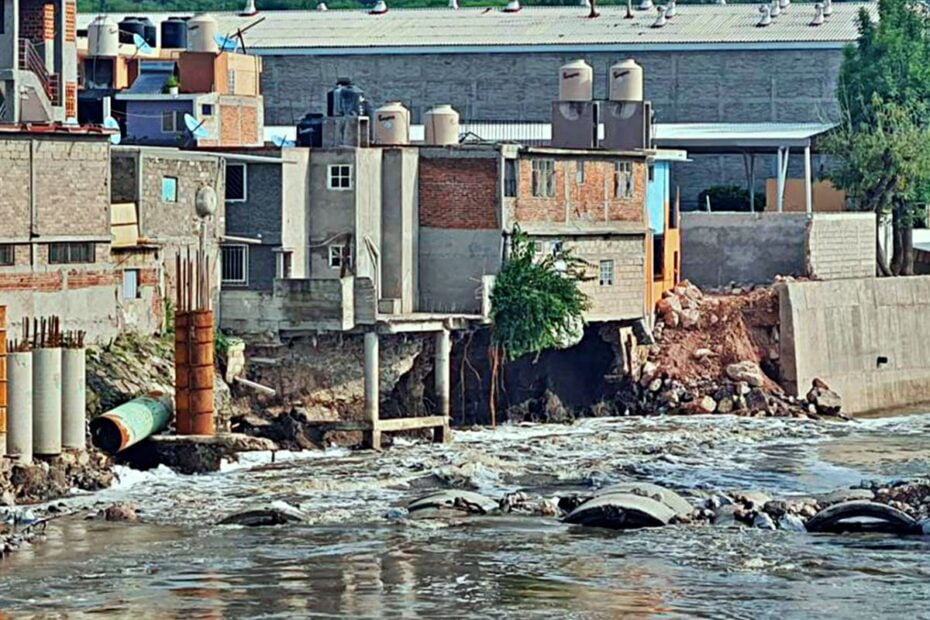 ¡Riesgo de colapso! Ya son cinco las viviendas desalojadas por socavón en la ribera del río Tula