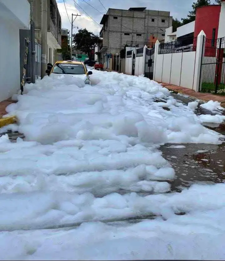 Lluvia y accidente provocan insólito río de espuma en Tulancingo