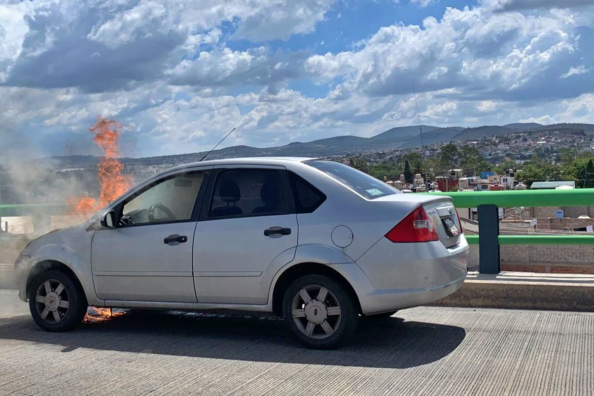 ¡Fuego! Arde automóvil en bulevar Felipe Ángeles de Pachuca; hay caos vial