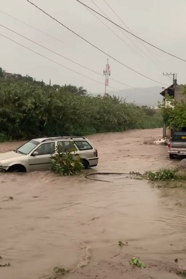 Vehículos arrastrados y hasta una parroquia inundada, el saldo de la intensa lluvia este viernes en Hidalgo