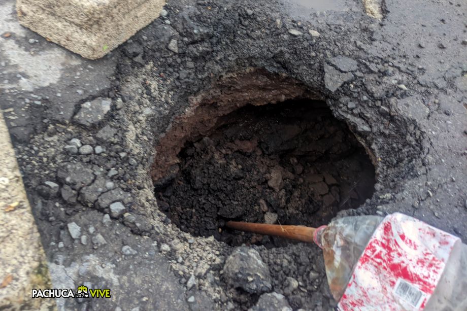 ¡Precaución! Se forma socavón en calle del sur de Pachuca