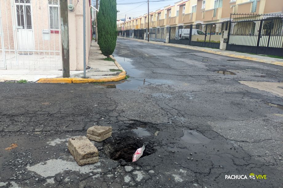 ¡Precaución! Se forma socavón en calle del sur de Pachuca