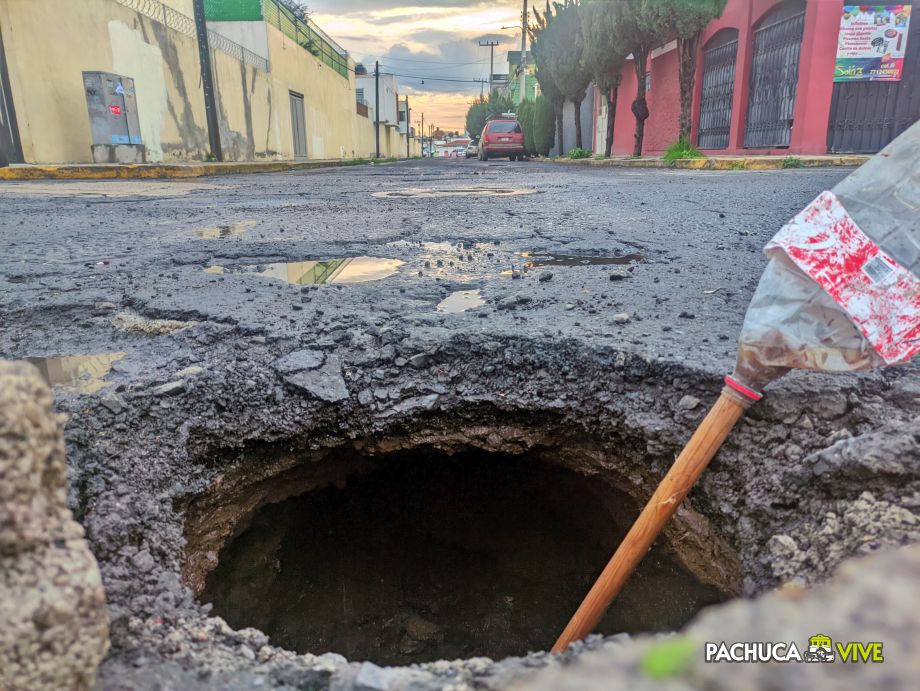 ¡Precaución! Se forma socavón en calle del sur de Pachuca