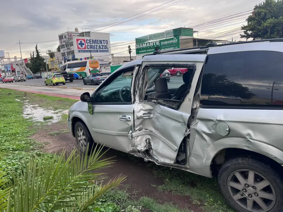 Fugitivo conductor provoca accidente en Pachuca al invadir carril del Tuzobús | VIDEO