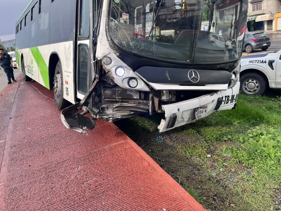 Fugitivo conductor provoca accidente en Pachuca al invadir carril del Tuzobús | VIDEO