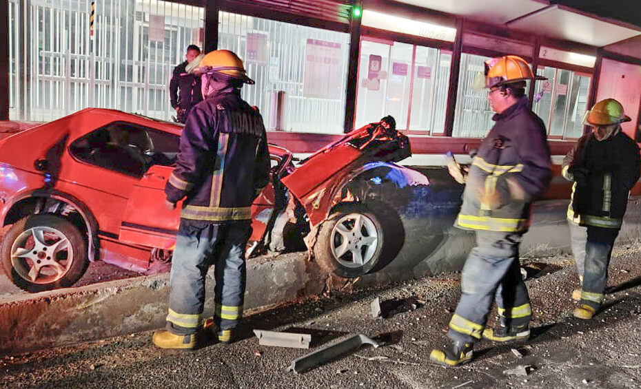 Ebrio conductor provoca aparatoso accidente frente a estación del Tuzobús