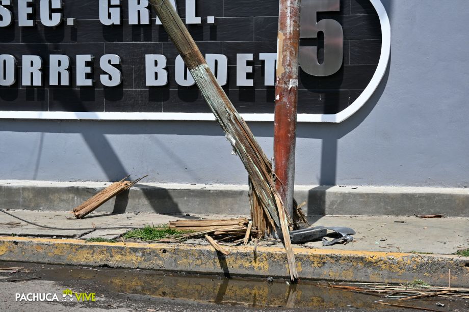 Auto impacta contra poste, valla y peatón en secundaria de Pachuca