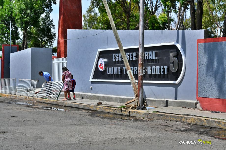 Auto impacta contra poste, valla y peatón en secundaria de Pachuca