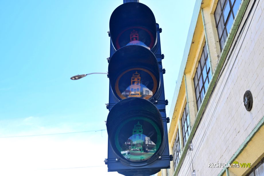 #EnFotos: Instalan en Pachuca semáforos con diseño del Reloj Monumental